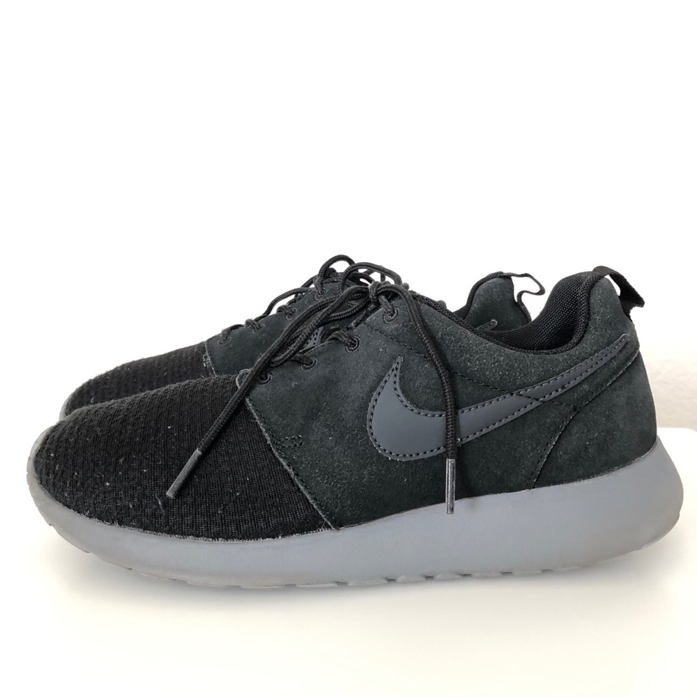 Nike Roshe Sneakers - Black/Grey - Women’s 8